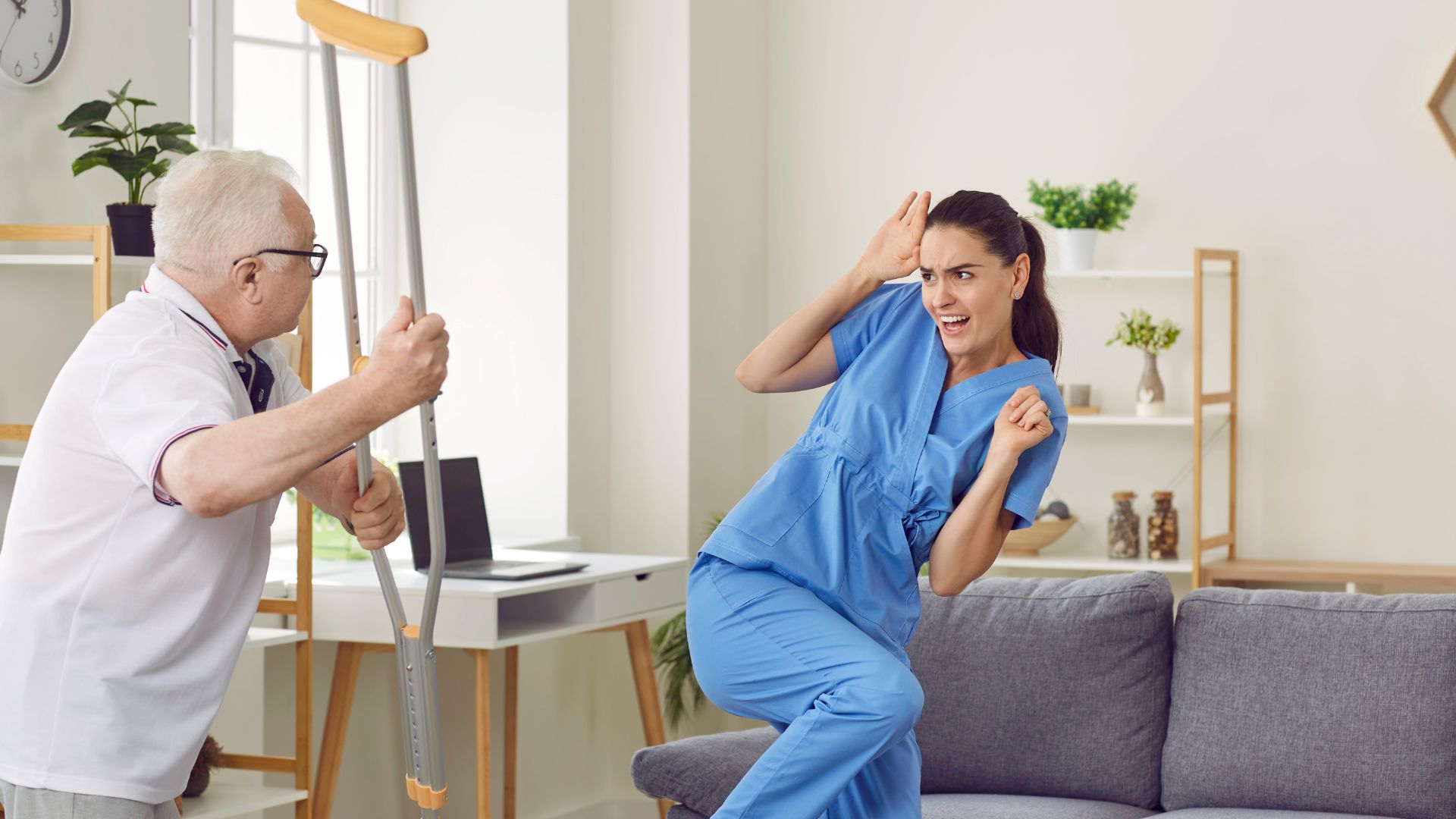 Deeskalation im Gesundheitswesen: Ein Patient, der mit einer Gehhilfe auf eine Krankenschwester losgeht, die ängstlich zurückschreckt