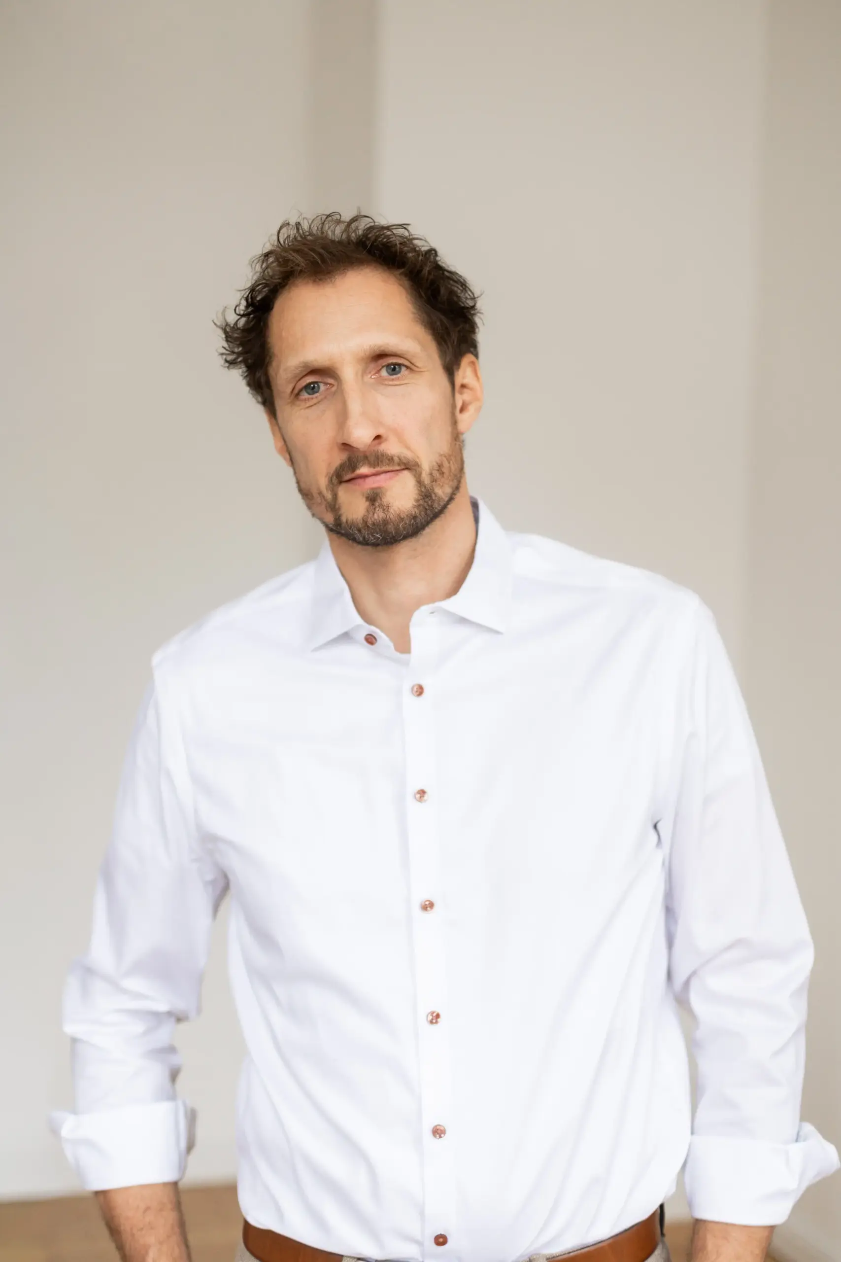 Portrait von MARCO WINZER im weißen Hemd, Experte für Leadership Training