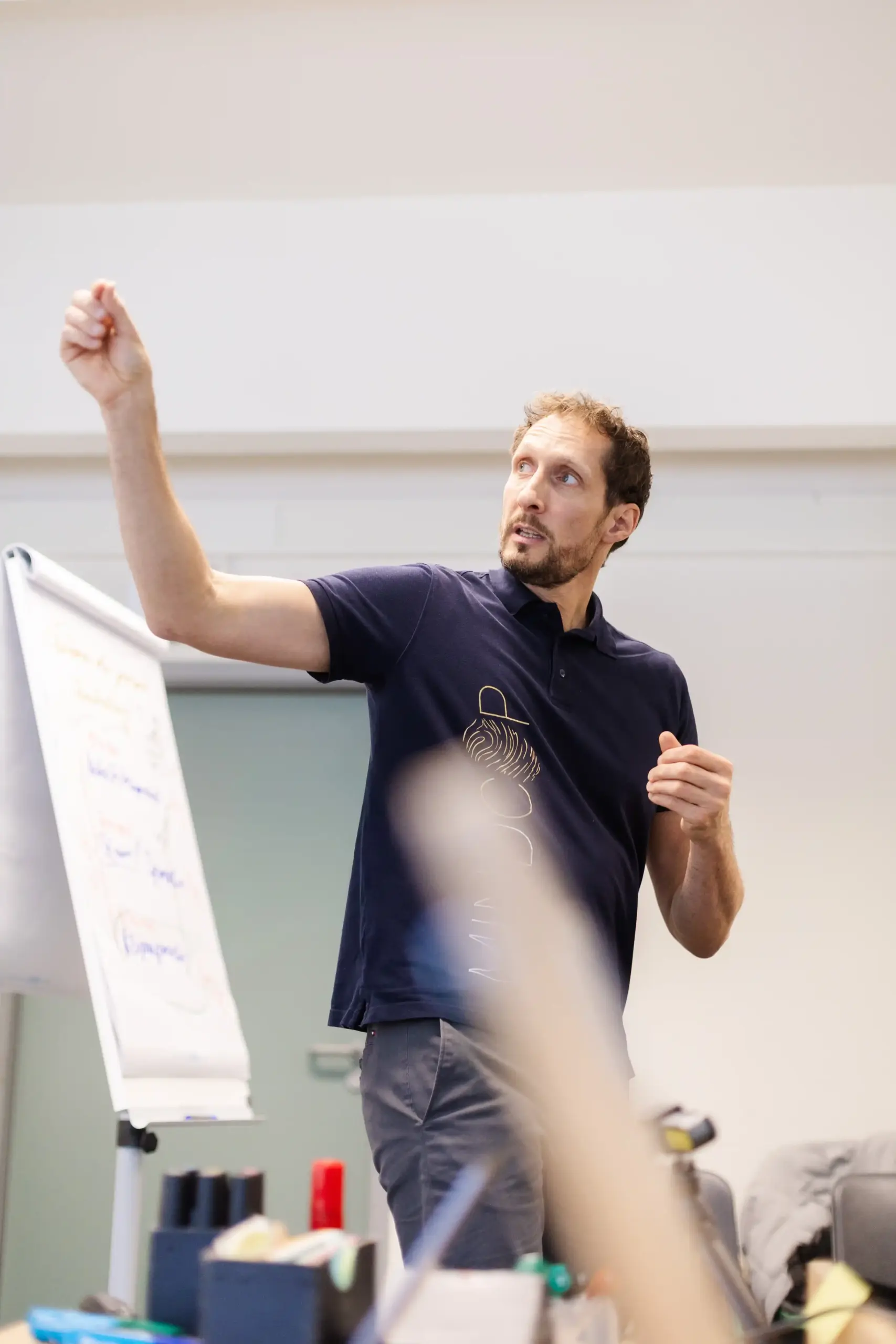 MINDCOP Gründer Marco Winzer vor einem Flipchart im Training für Konfliktsituationen