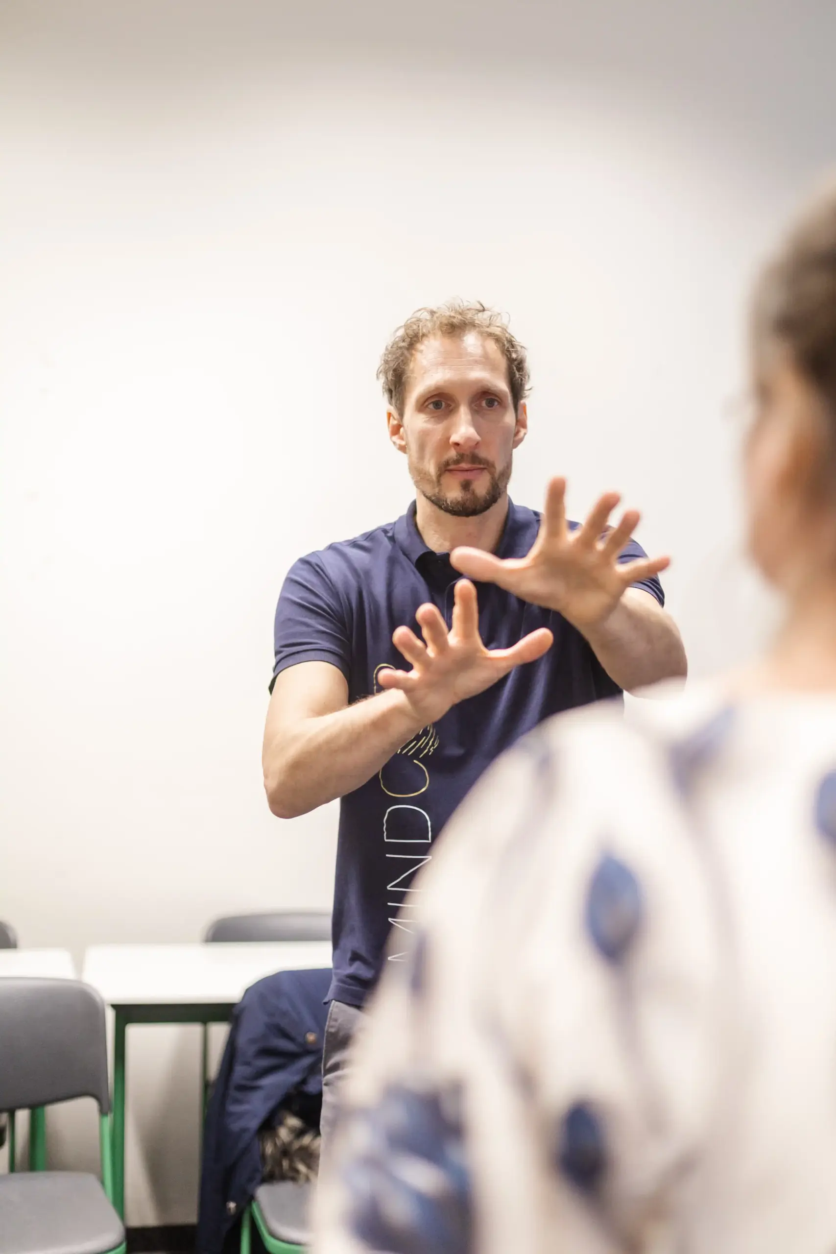 Marco Winzer mit von sich gestreckten Armen im Deeskalationstraining