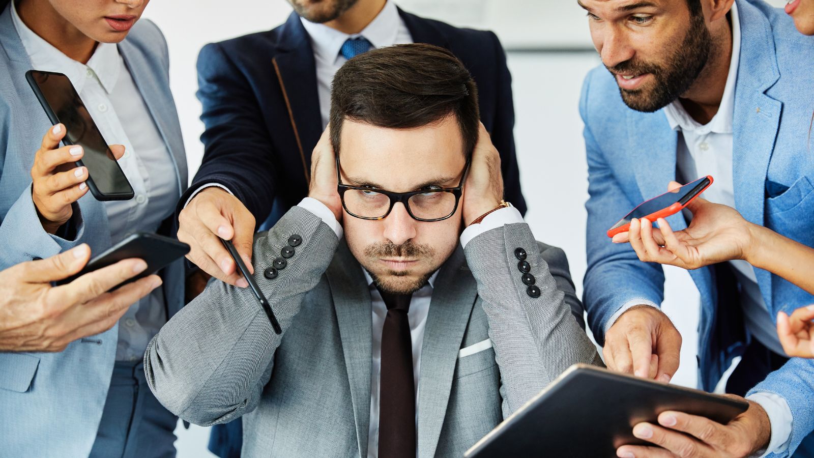 Konflikte in der öffentlichen Verwaltung: Ein Beamter, umringt von Personen, der sich verzweifelt die Ohren zuhält